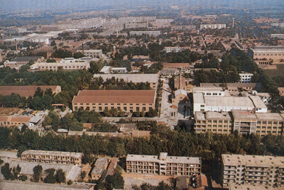 推土机总厂本部厂区。山东推土机总厂建设时，牢靠资产原值为2569万元，占地面积为517538平方米，修建面积为170861平方米。