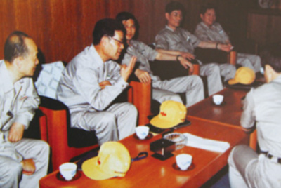 为了学习外国先进手艺和治理要领，前往引进手艺与装备的国家举行实地考察。薛仲光厂长在日本。