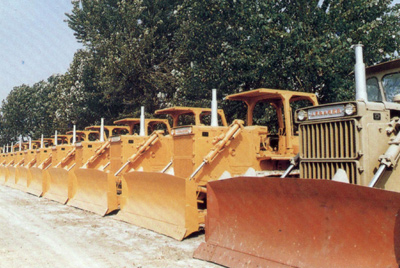 产品整装待发。自1984年对销售实验了承包责任制，调动了职工的起劲性，增强了责任感，从而改变了已往等、、靠、、要的被动时势。