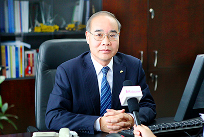 张秀文董事长在接受中国山东网专题采访时，就公司践行“忠实鲁商”倡树行动举行回覆，介绍了金沙9159游乐场把“仁义、、诚信、、忠实”的文化精髓融入到生产谋划的全历程的典范做法和“诚敬做产品，诚信做企业”的谋划理念，在工程机械行业树立起了“厚德坚韧”的山东国企形象