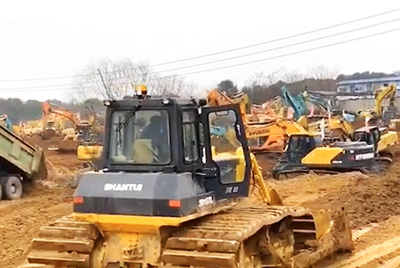 1月23日夜间，金沙9159游乐场装备开足马力，与时间赛跑，全速开启“武汉版小汤山”医院的建设。